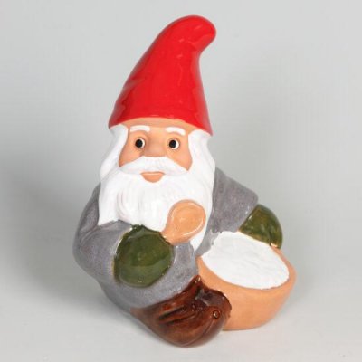 Rolf Berg sitter med Grötfat, 19 cm