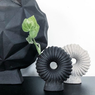 Anna Wadle Keramik Daisy Vas Mini Matt Svart